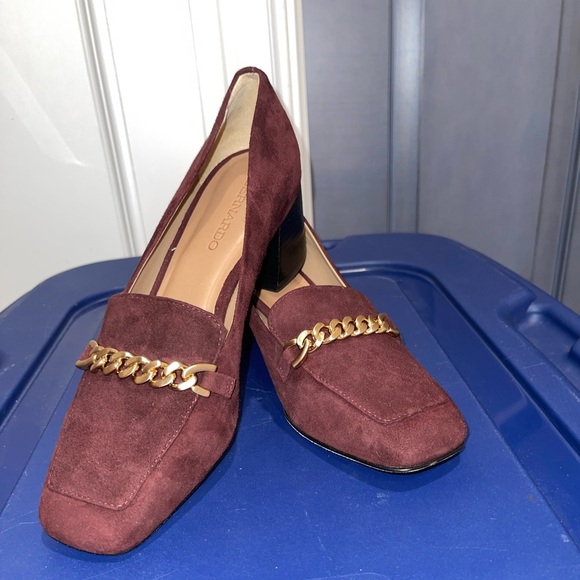 NWOT BERNARDO Avery Suede Pumps in Burgundy with Gold Chain Size 7.5 - Picture 4 of 13